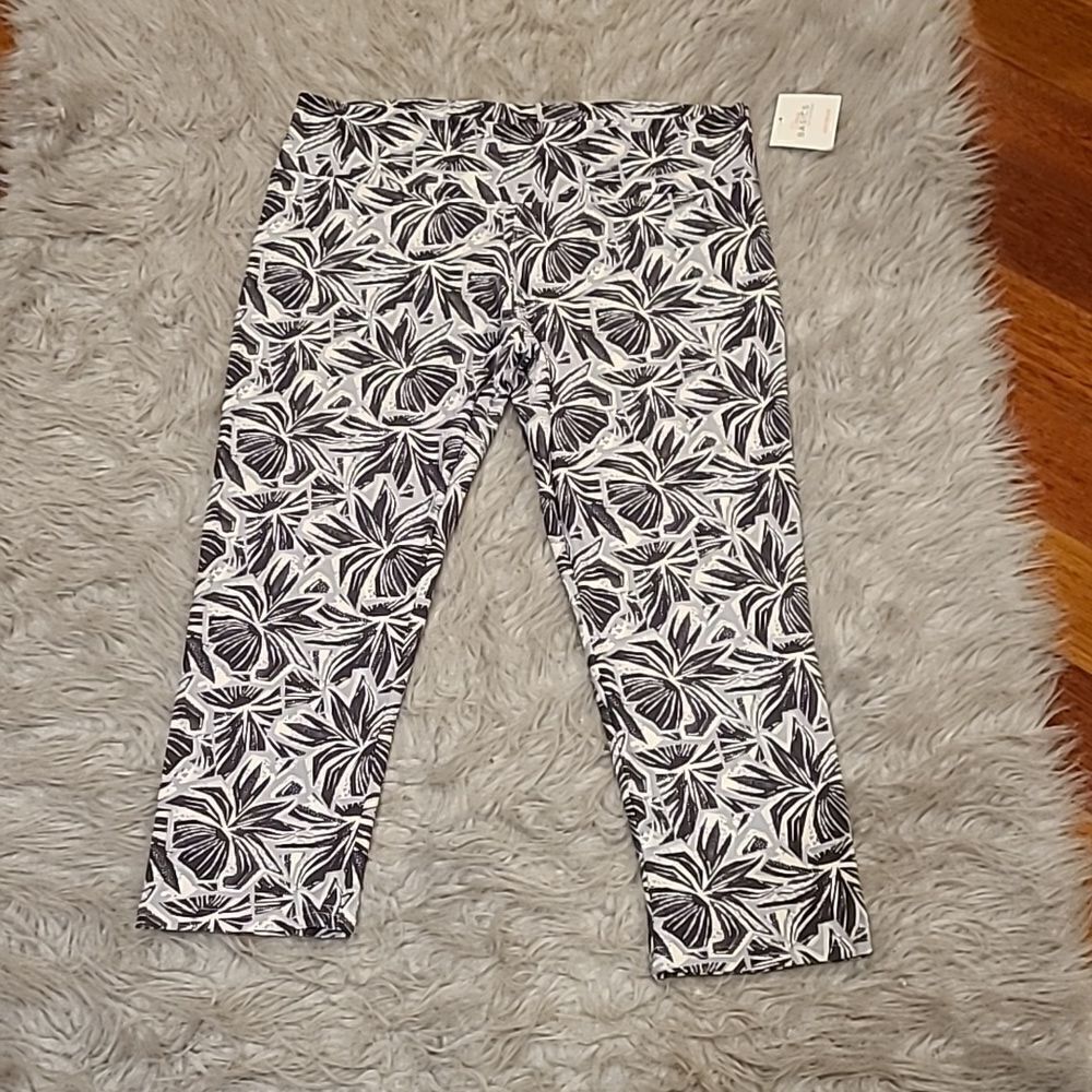 NWT Sexy basics womens soft gray, white and‎ black floral print capris